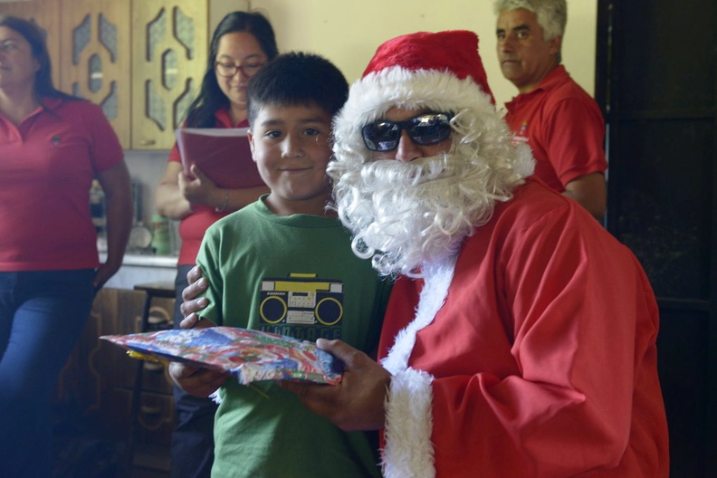 Viejito Pascuero inicia entrega de regalos en Pinto 16-12-2019 (157)