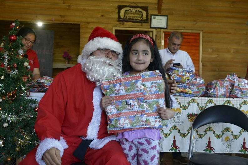 Viejito Pascuero inicia entrega de regalos en Pinto 16-12-2019 (164)