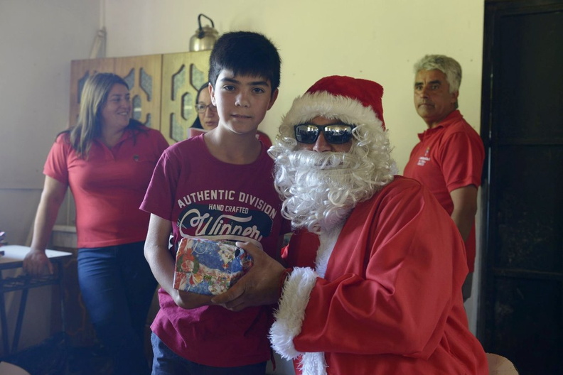 Viejito Pascuero inicia entrega de regalos en Pinto 16-12-2019 (175)