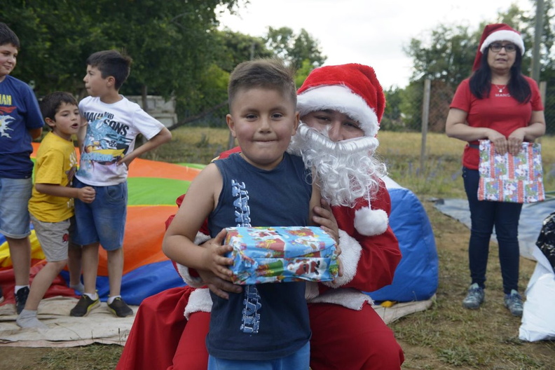 Viejito Pascuero inicia entrega de regalos en Pinto 16-12-2019 (176).jpg