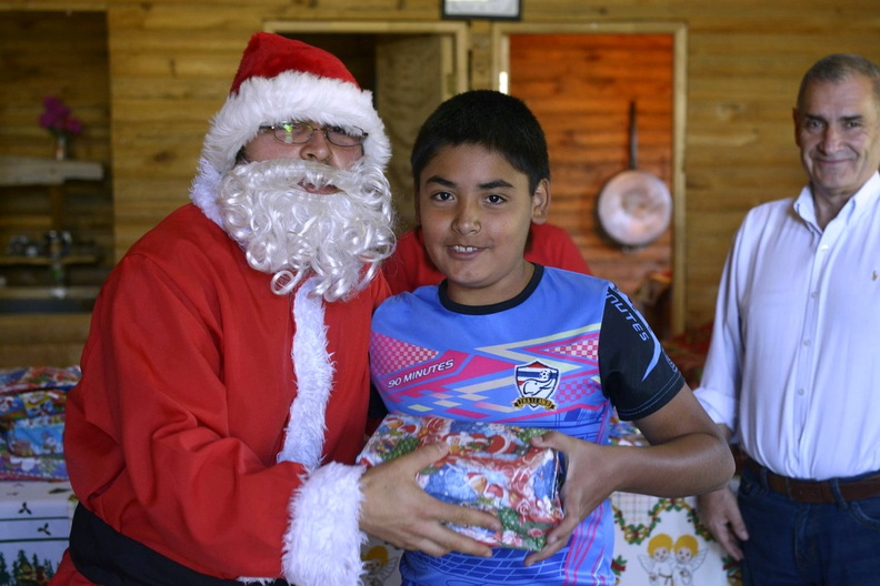 Viejito Pascuero inicia entrega de regalos en Pinto 16-12-2019 (180).jpg
