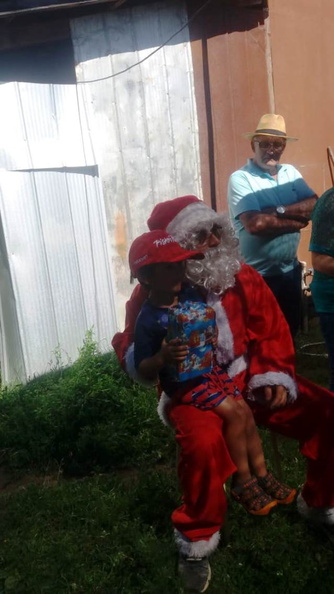 Viejito Pascuero inicia entrega de regalos en Pinto 16-12-2019 (190).jpg