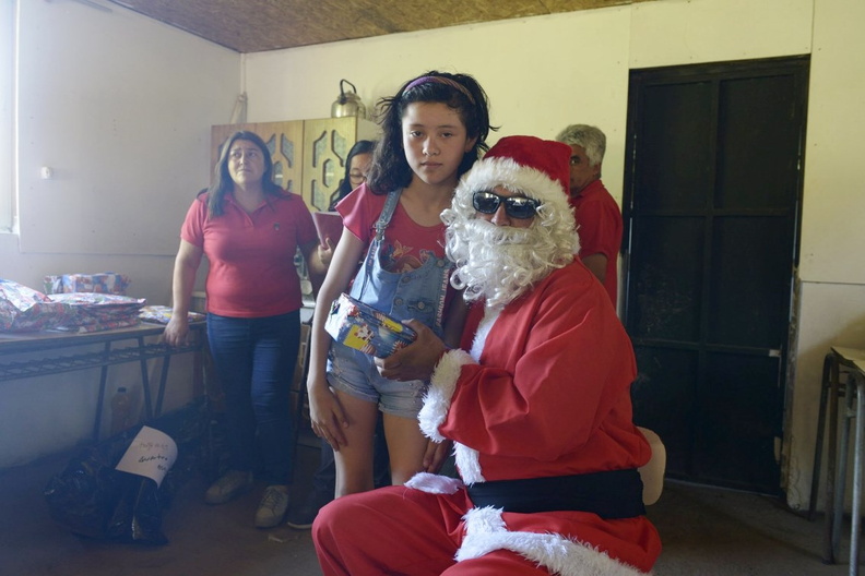 Viejito Pascuero inicia entrega de regalos en Pinto 16-12-2019 (193)