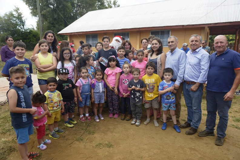 Viejito Pascuero inicia entrega de regalos en Pinto 16-12-2019 (196)