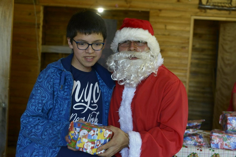 Viejito Pascuero inicia entrega de regalos en Pinto 16-12-2019 (197)