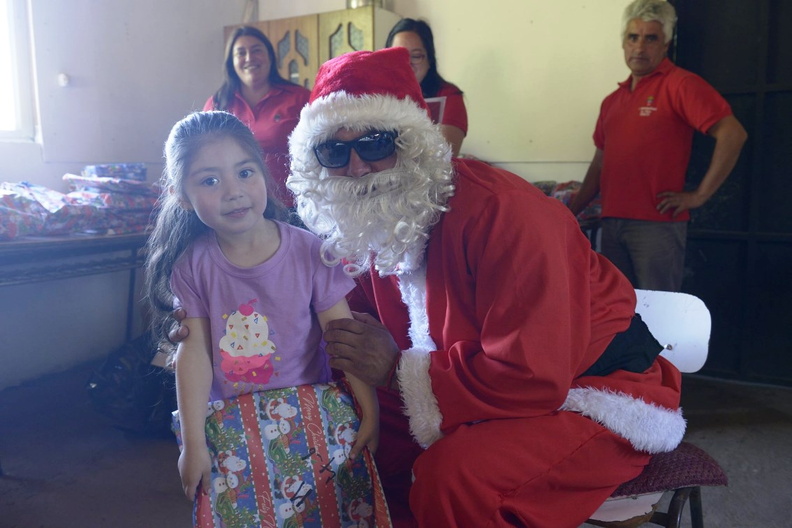 Viejito Pascuero inicia entrega de regalos en Pinto 16-12-2019 (206)