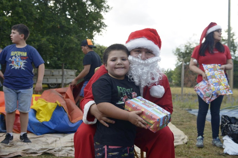 Viejito Pascuero inicia entrega de regalos en Pinto 16-12-2019 (214).jpg