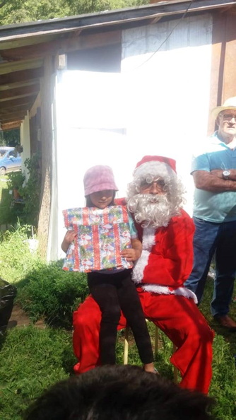 Viejito Pascuero inicia entrega de regalos en Pinto 16-12-2019 (216)