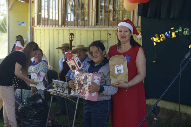 Entrega de regalos de la Agrupación de amigos navidad rural 17-12-2019 (25)