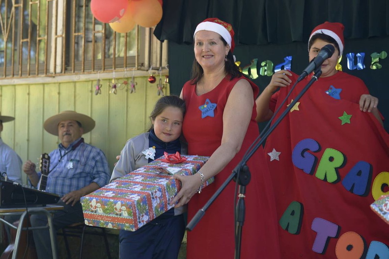 Entrega de regalos de la Agrupación de amigos navidad rural 17-12-2019 (38)