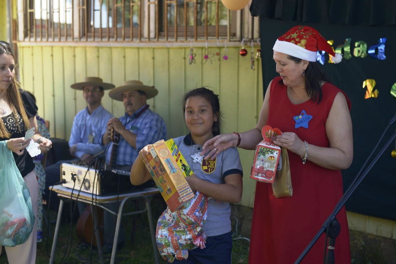Entrega de regalos de la Agrupación de amigos navidad rural 17-12-2019 (44).jpg