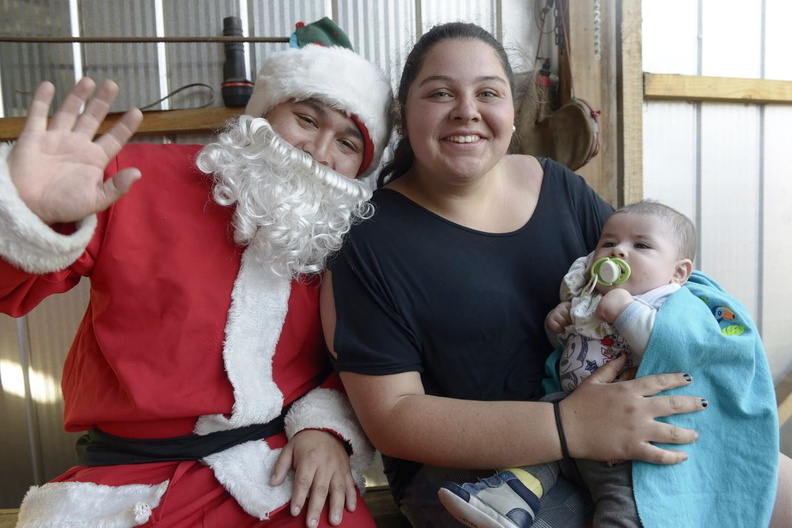 Viejito Pascuero continúa entrega de regalos en Pinto 18-12-2019 (1)