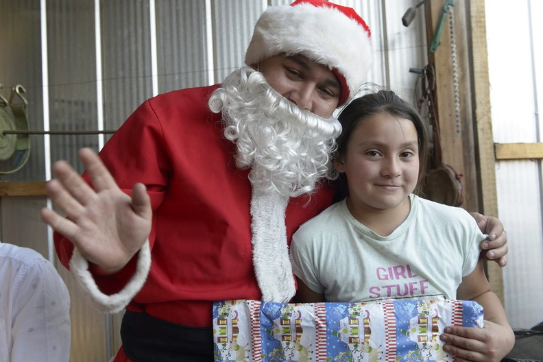 Viejito Pascuero continúa entrega de regalos en Pinto 18-12-2019 (5)