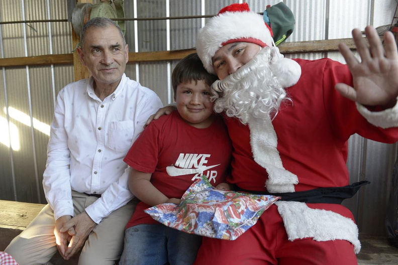 Viejito Pascuero continúa entrega de regalos en Pinto 18-12-2019 (8)