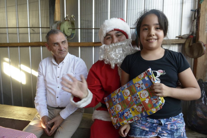 Viejito Pascuero continúa entrega de regalos en Pinto 18-12-2019 (9).jpg