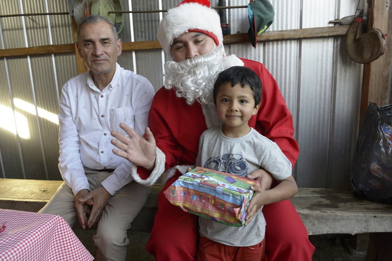 Viejito Pascuero continúa entrega de regalos en Pinto 18-12-2019 (11)
