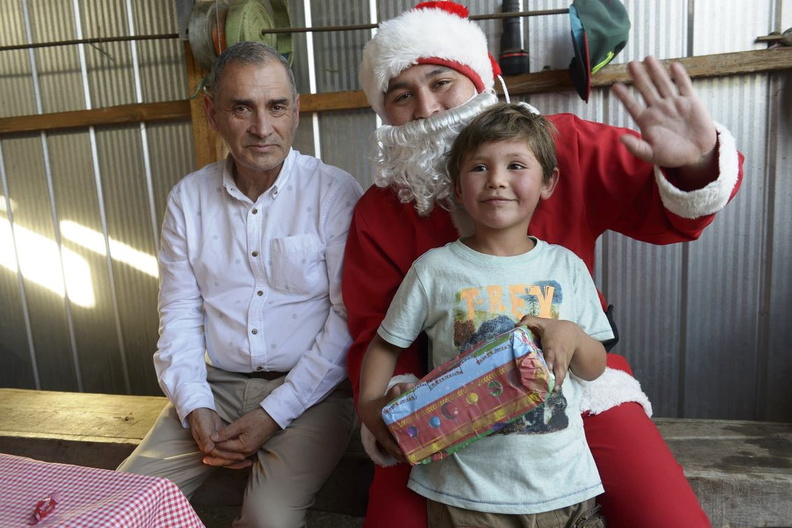 Viejito Pascuero continúa entrega de regalos en Pinto 18-12-2019 (12)