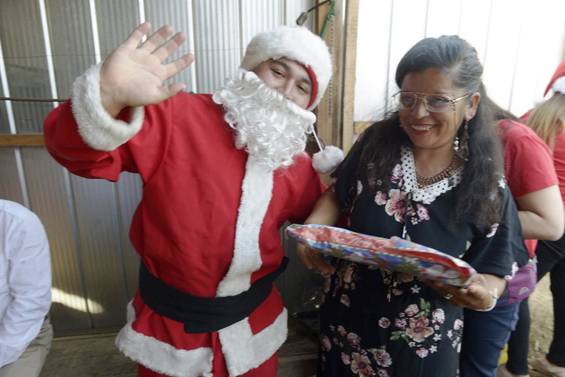 Viejito Pascuero continúa entrega de regalos en Pinto 18-12-2019 (14).jpg