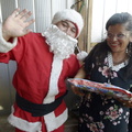 Viejito Pascuero continúa entrega de regalos en Pinto 18-12-2019 (14)