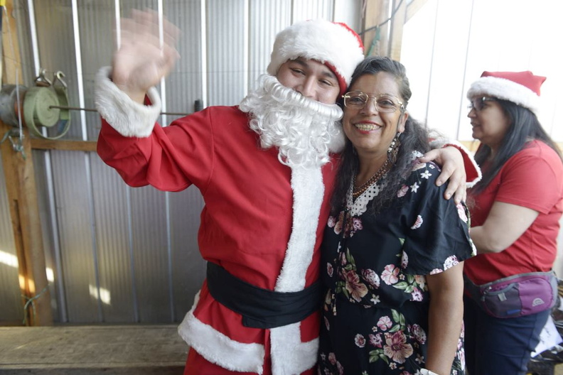 Viejito Pascuero continúa entrega de regalos en Pinto 18-12-2019 (19).jpg