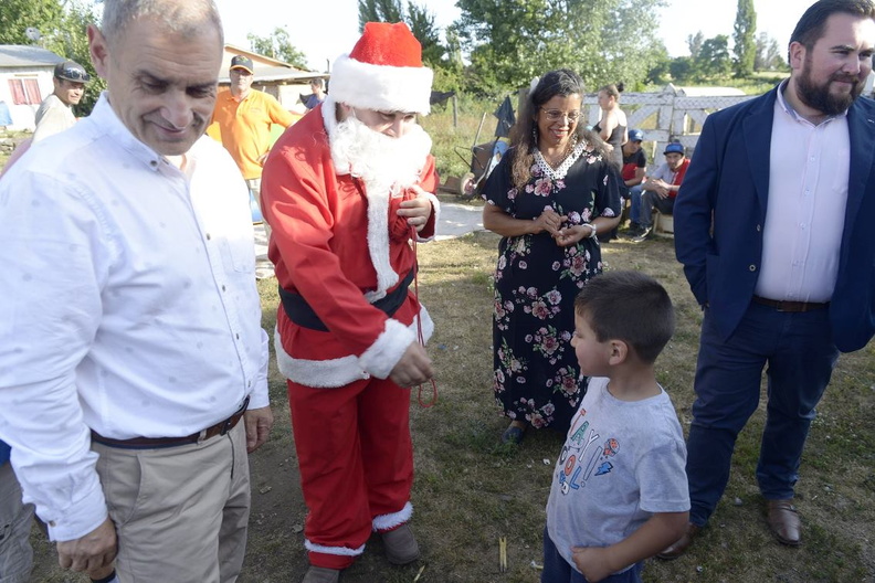 Viejito Pascuero continúa entrega de regalos en Pinto 18-12-2019 (27)