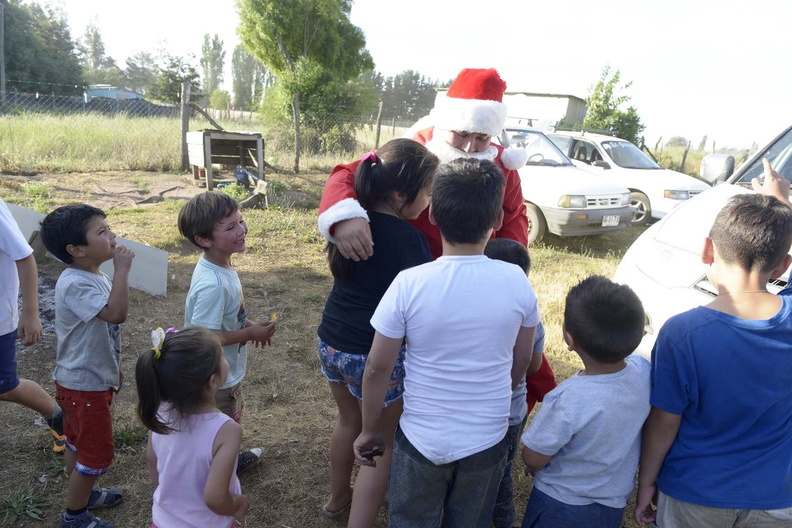 Viejito Pascuero continúa entrega de regalos en Pinto 18-12-2019 (28)