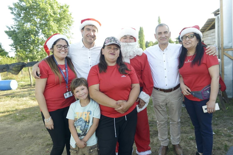 Viejito Pascuero continúa entrega de regalos en Pinto 18-12-2019 (32)