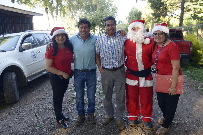 Viejito Pascuero continúa entrega de regalos en Pinto 18-12-2019 (34).jpg