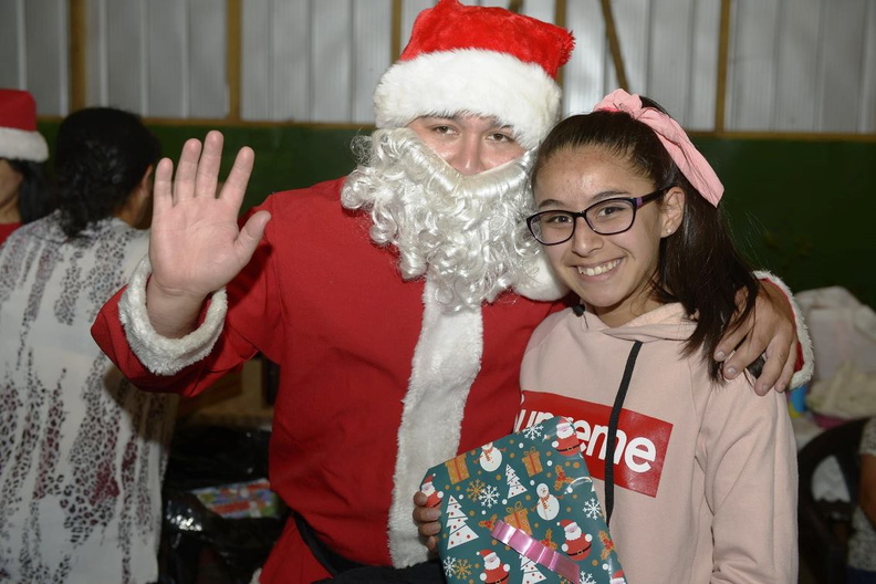 Viejito Pascuero continúa entrega de regalos en Pinto 18-12-2019 (35)