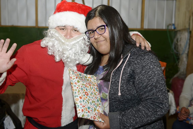 Viejito Pascuero continúa entrega de regalos en Pinto 18-12-2019 (36).jpg