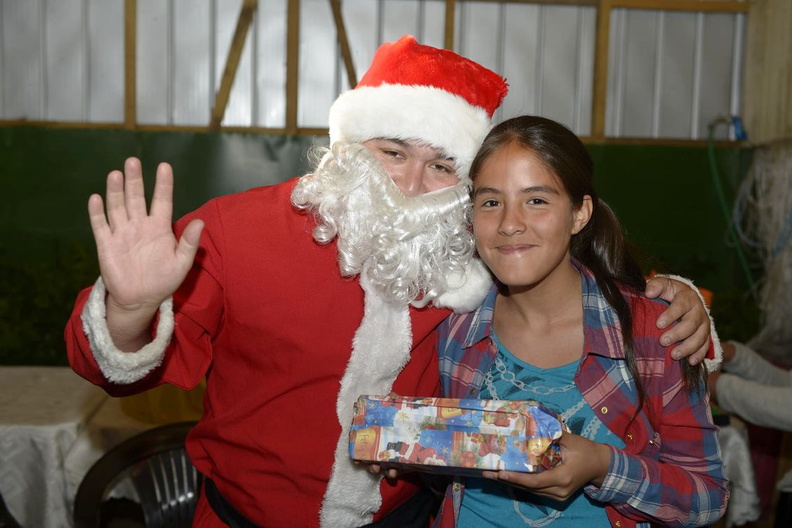Viejito Pascuero continúa entrega de regalos en Pinto 18-12-2019 (44)