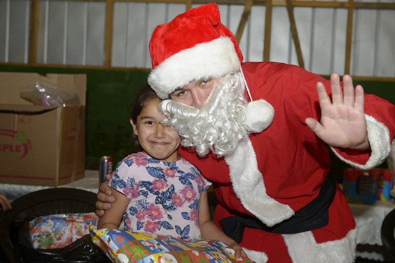 Viejito Pascuero continúa entrega de regalos en Pinto 18-12-2019 (46)