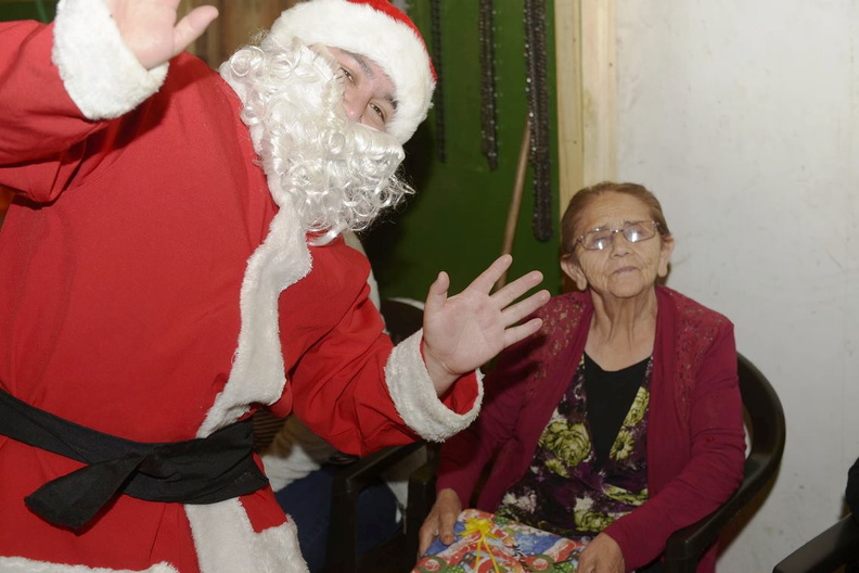 Viejito Pascuero continúa entrega de regalos en Pinto 18-12-2019 (48)