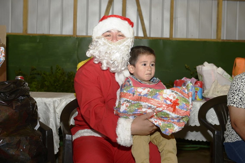 Viejito Pascuero continúa entrega de regalos en Pinto 18-12-2019 (50)