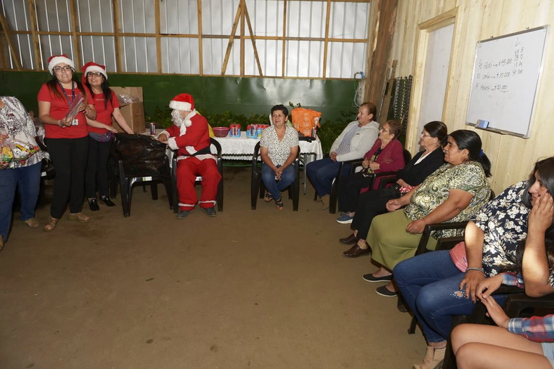 Viejito Pascuero continúa entrega de regalos en Pinto 18-12-2019 (51)