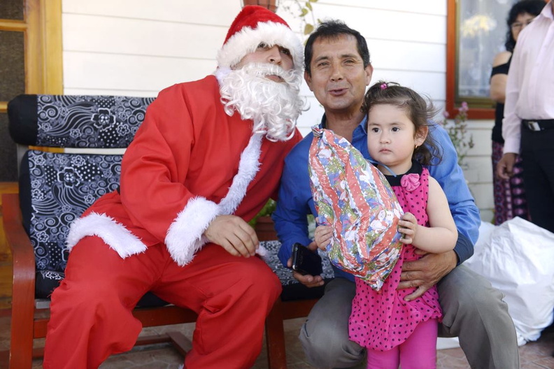 Viejito Pascuero continúa entrega de regalos en Pinto 18-12-2019 (53)