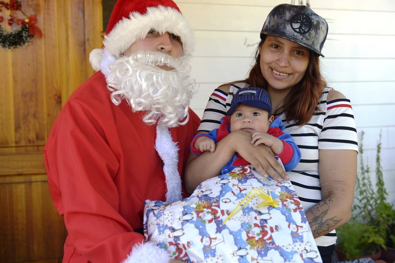 Viejito Pascuero continúa entrega de regalos en Pinto 18-12-2019 (54)