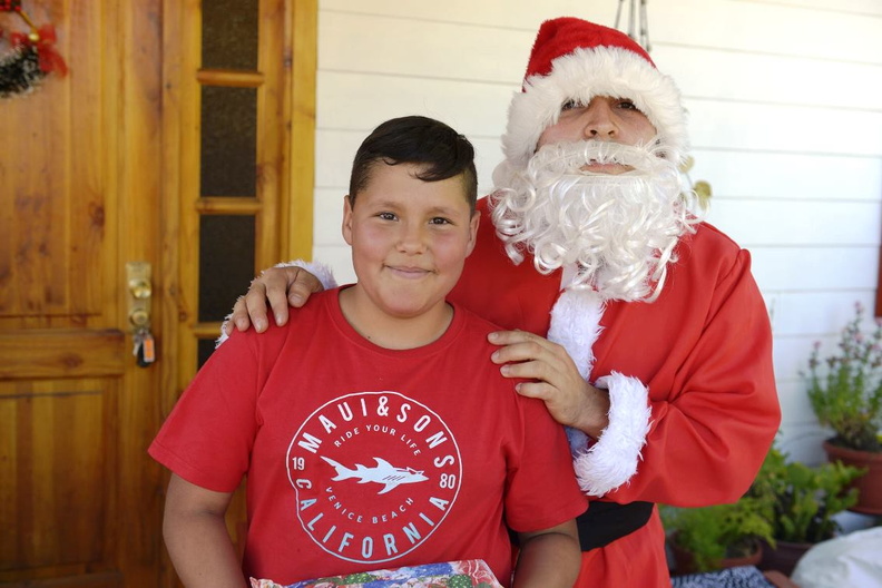 Viejito Pascuero continúa entrega de regalos en Pinto 18-12-2019 (55)