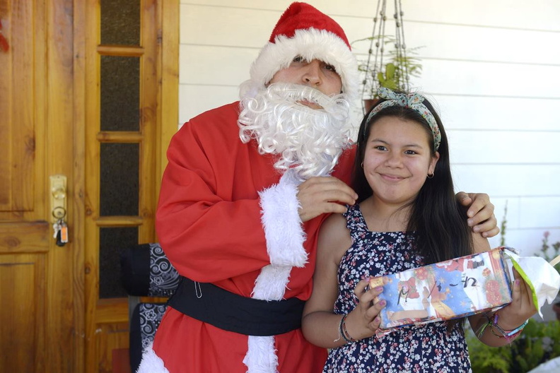 Viejito Pascuero continúa entrega de regalos en Pinto 18-12-2019 (57)