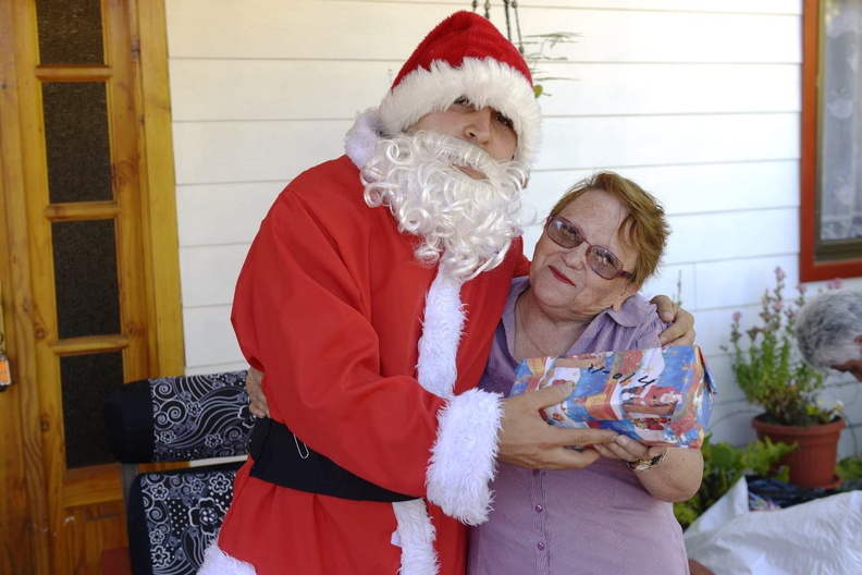 Viejito Pascuero continúa entrega de regalos en Pinto 18-12-2019 (58)