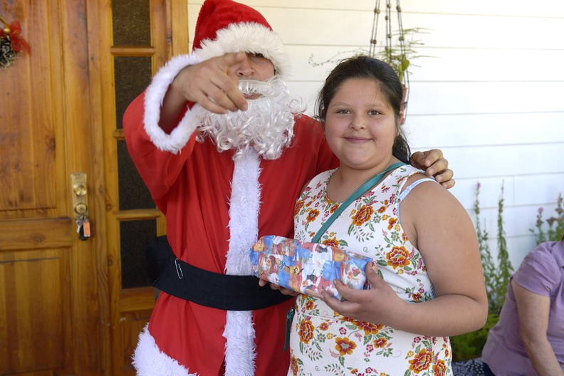 Viejito Pascuero continúa entrega de regalos en Pinto 18-12-2019 (59)