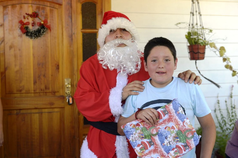 Viejito Pascuero continúa entrega de regalos en Pinto 18-12-2019 (62)