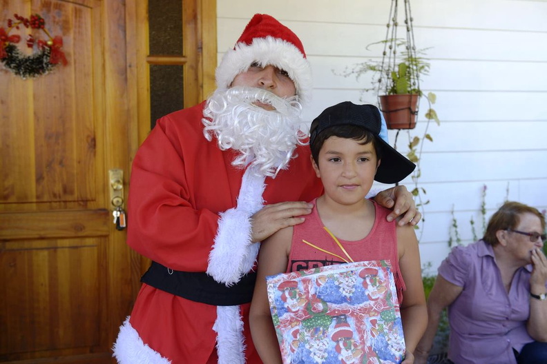 Viejito Pascuero continúa entrega de regalos en Pinto 18-12-2019 (64)