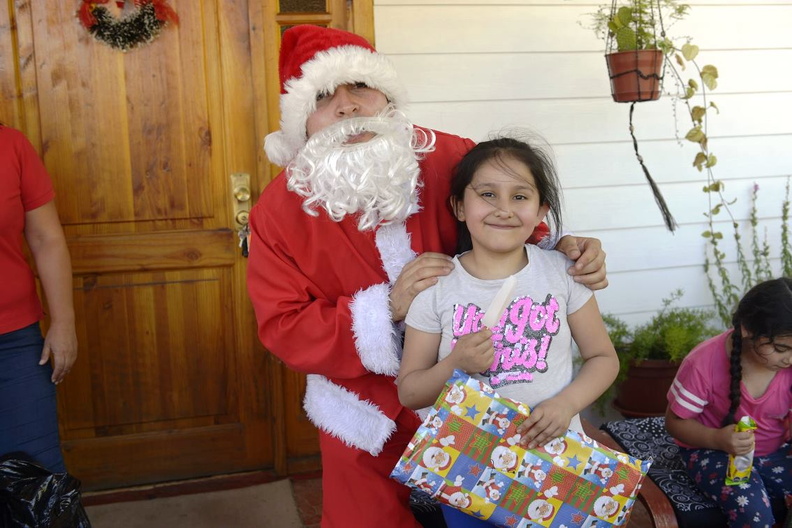 Viejito Pascuero continúa entrega de regalos en Pinto 18-12-2019 (68)