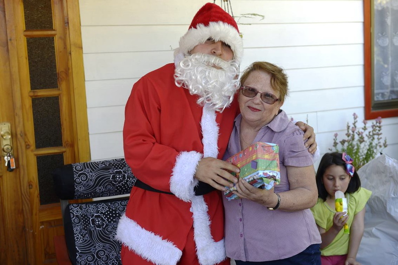 Viejito Pascuero continúa entrega de regalos en Pinto 18-12-2019 (70)