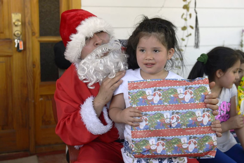 Viejito Pascuero continúa entrega de regalos en Pinto 18-12-2019 (72)