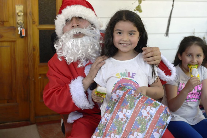 Viejito Pascuero continúa entrega de regalos en Pinto 18-12-2019 (73)