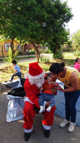Viejito Pascuero continúa entrega de regalos en Pinto 18-12-2019 (96)