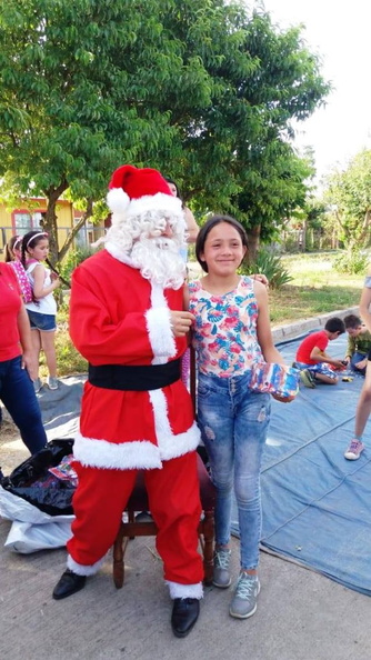 Viejito Pascuero continúa entrega de regalos en Pinto 18-12-2019 (113)