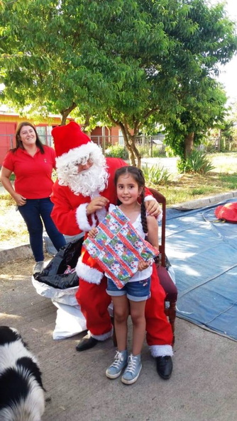 Viejito Pascuero continúa entrega de regalos en Pinto 18-12-2019 (116).jpg